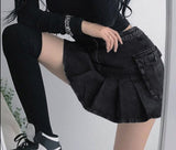 Punkiger Grunge-Minirock aus schwarzem Jeansstoff mit Falten an der hohen Taille