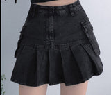 Punkiger Grunge-Minirock aus schwarzem Jeansstoff mit Falten an der hohen Taille