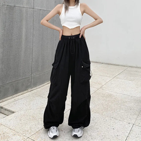 Trendige Techwear-Hose mit weitem Bein und tiefem Bund