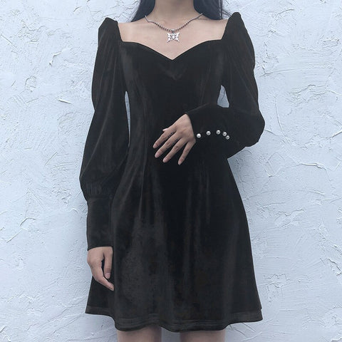 Minimalistische schwarze Samt E-Girl Kleid