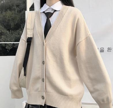Beige Strickjacke von egirl im Stil einer japanischen Studentin