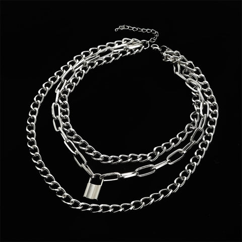 Ein Set aus 3 Halsketten im e-girl-Stil in Silberfarbe