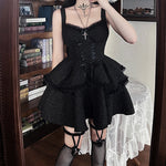 Schwarzes Gothic Kleid mit Spitzenbändern und doppeltem Saum