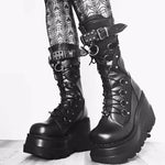 Kaufen Sie schlichte schwarze Plateau-Stiefel im Punk-Witch-Style