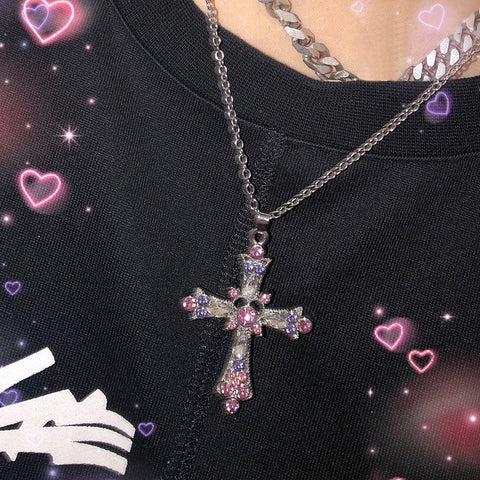 Halskette mit gotischem Anhänger und rosa Stein
