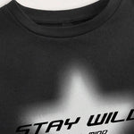 Alternatives Y2K Crop-Top mit Aufdruck "Stay Wild" – Trendiger Goth-Look