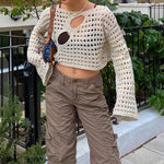 Weites Strickpullover-Crop-Top mit weißen Ärmeln