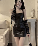 Eng anliegendes E-Girl Leder-Imitat-Kleid in Schwarz