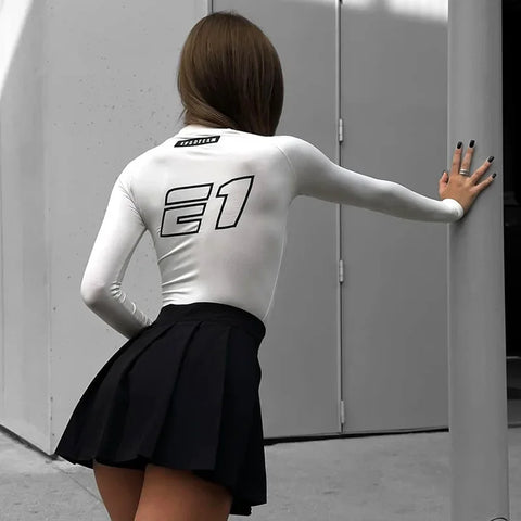 Weißes Rennfahrer-Shirt im Cyber Y2K-Stil mit Printmotiven