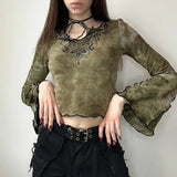 Gothic Crop Top mit Flared Ärmeln und Tie-Dye Muster