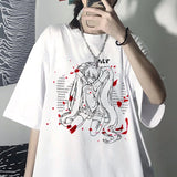 Anime-Inspired Gothic T-Shirt mit Ärmeldruck in Weiß