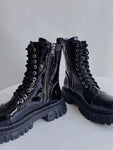 Gothic Biker Combat Boots für Damen Elegante Kurzschuhe im glänzenden Schwarz