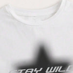 Alternatives Y2K Crop-Top mit Aufdruck "Stay Wild" – Trendiger Goth-Look