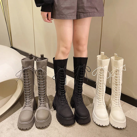 Damen E-Girl Plateau-Stiefel mit Strickdetails in Schwarz & Weiß