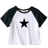 Weißes und schwarzes Y2K-T-Shirt mit schwarzem Stern bedruckt