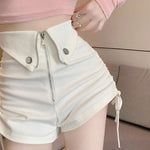 Weiße High-Waist Shorts im Vintage-Look mit Reißverschluss und Schnürdetails