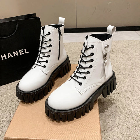 Stylische weiße Chunky Boots mit Schnürung Perfekt für Gothi