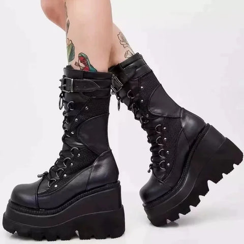 Kaufen Sie schlichte schwarze Plateau-Stiefel im Punk-Witch-Style