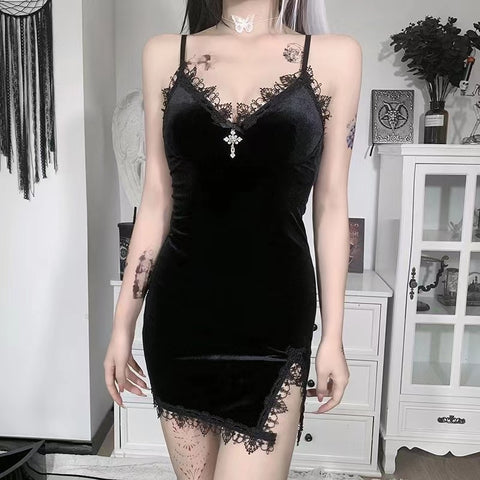 Schwarzes Gothic Kleid aus Samt mit gesticktem Brettkreuz