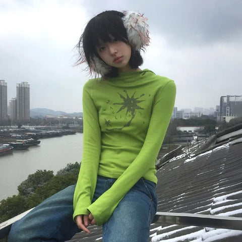 Grünes Langarmshirt mit Grunge-Motiv für einen markanten Look