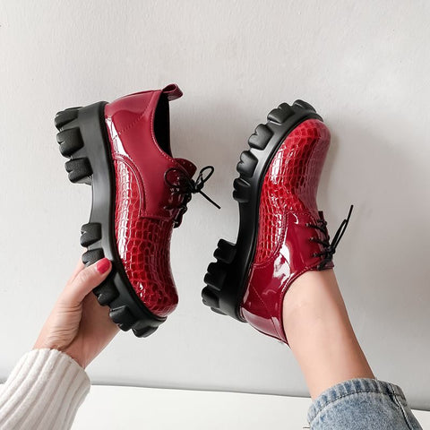 E-Girl-Plateau-Schuh in Rot mit Krokodilhaut-Effekt