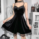 Grunge-Kleid aus schwarzem Samt mit leichter Spitze