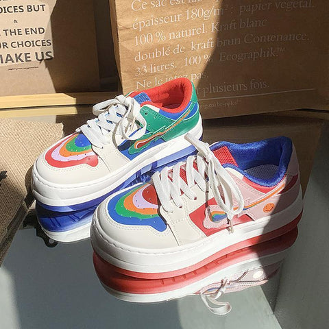 Soft Girl Keil-Sneakers mit Regenbogen-Print und zweifarbiger Sohle