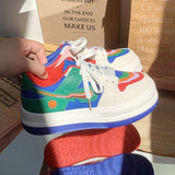Soft Girl Keil-Sneakers mit Regenbogen-Print und zweifarbiger Sohle