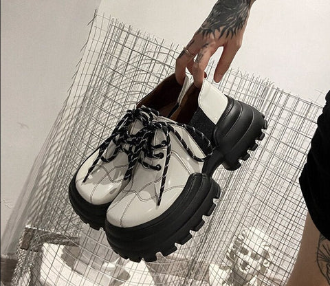 Grunge-Schuh mit Schnürsenkeln und Plateausohle in Schwarz & Weiß,