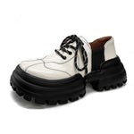 Grunge-Schuh mit Schnürsenkeln und Plateausohle in Schwarz & Weiß,