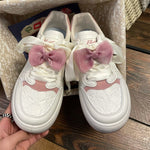 Weißer und rosa Sneaker im Stil eines japanischen Soft-Girls