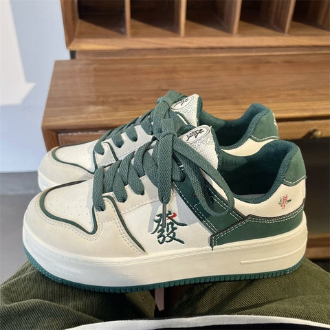 Weißes und grünes Schuhe Y2K-Print mit chinesischem Zeichen