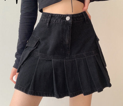 Punkiger Grunge-Minirock aus schwarzem Jeansstoff mit Falten an der hohen Taille