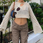 Weites Strickpullover-Crop-Top mit weißen Ärmeln