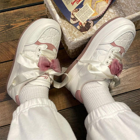 Weißer und rosa Sneaker im Stil eines japanischen Soft-Girls